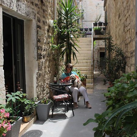 Street Garden Apartment Hvar Town Bagian luar foto