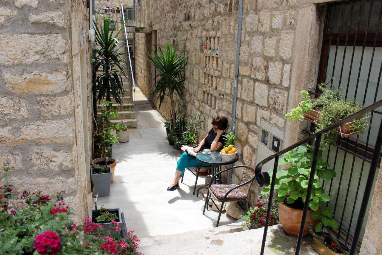 Street Garden Apartment Hvar Town Bagian luar foto