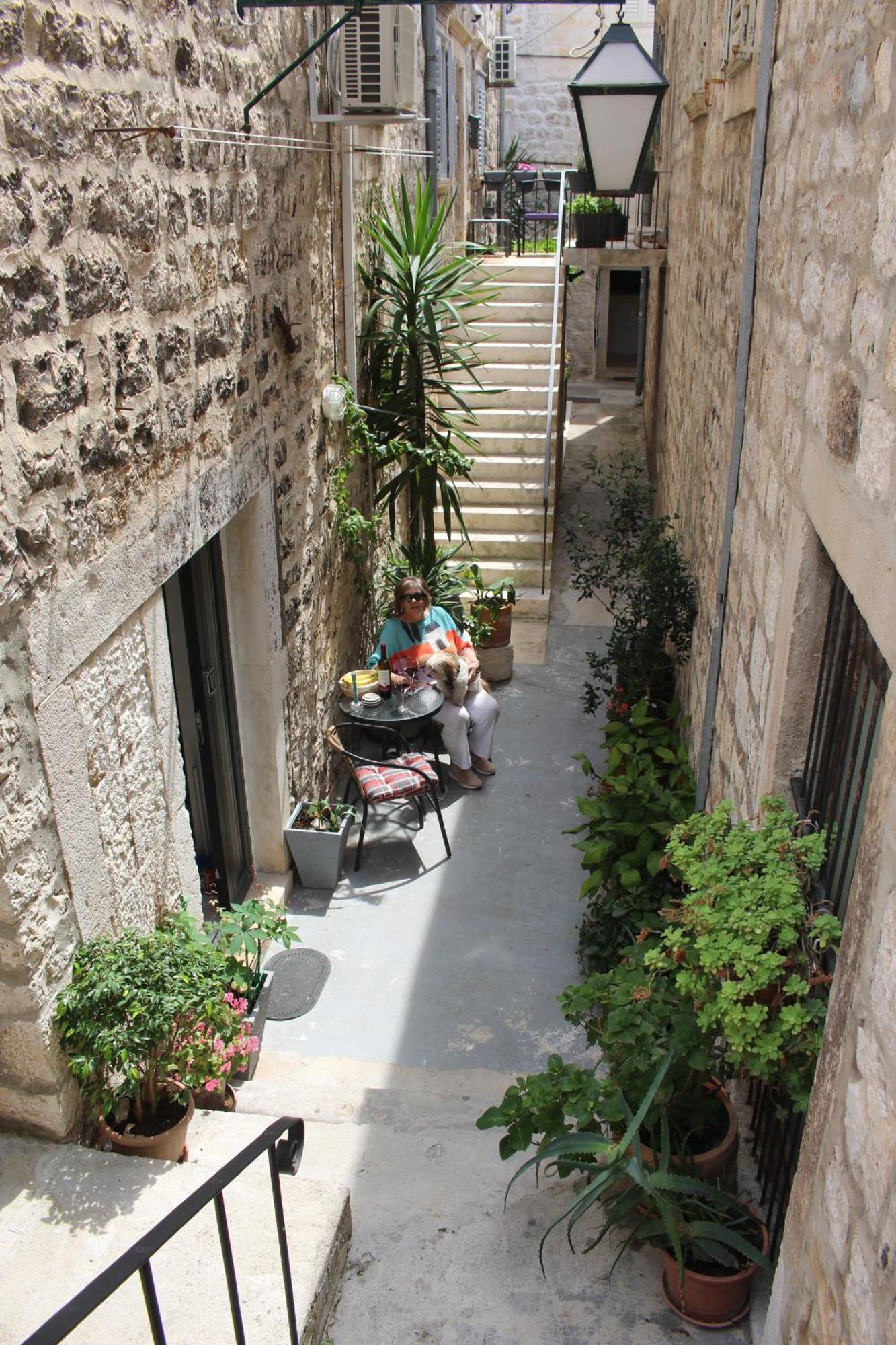 Street Garden Apartment Hvar Town Bagian luar foto