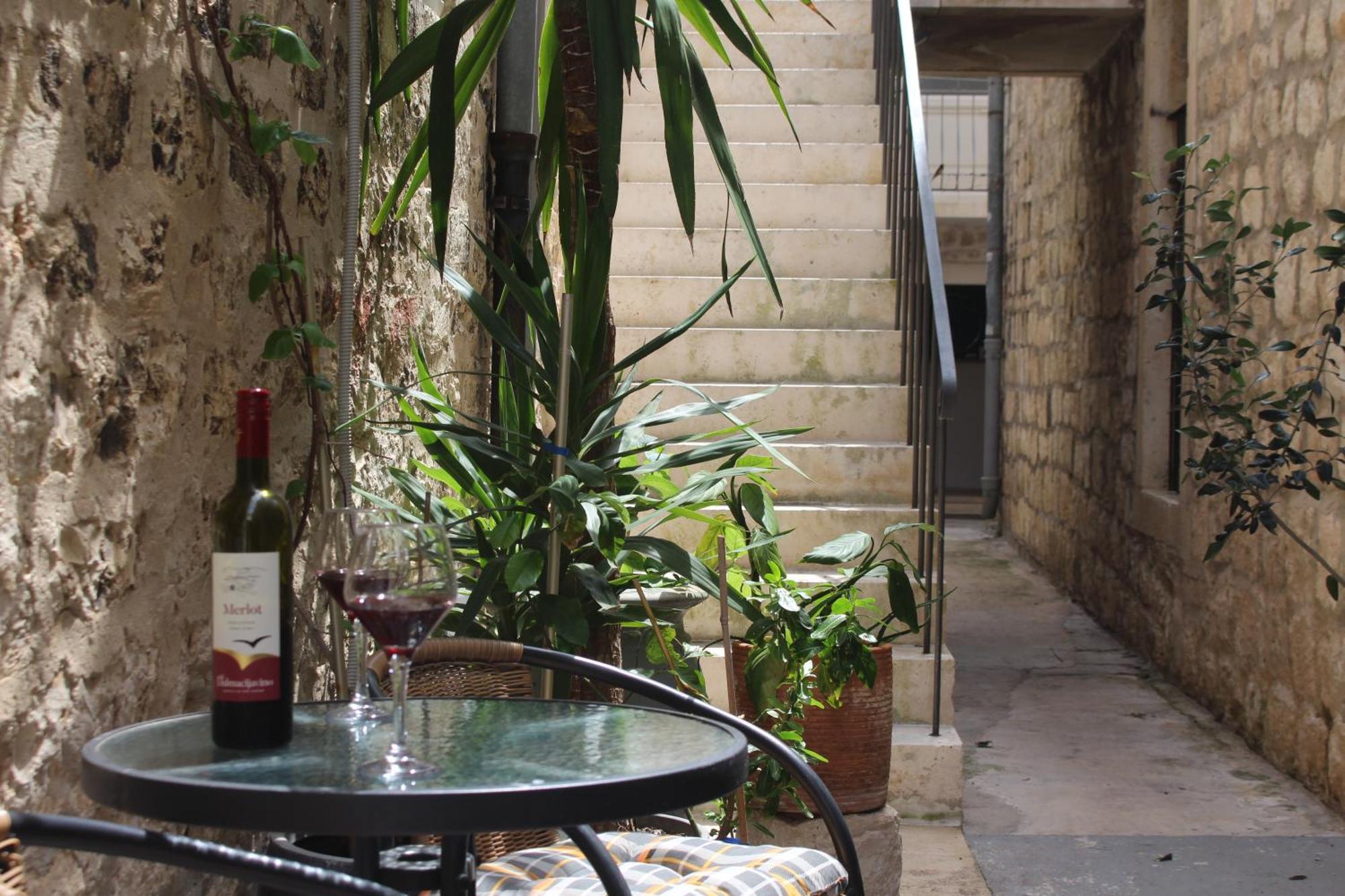 Street Garden Apartment Hvar Town Bagian luar foto