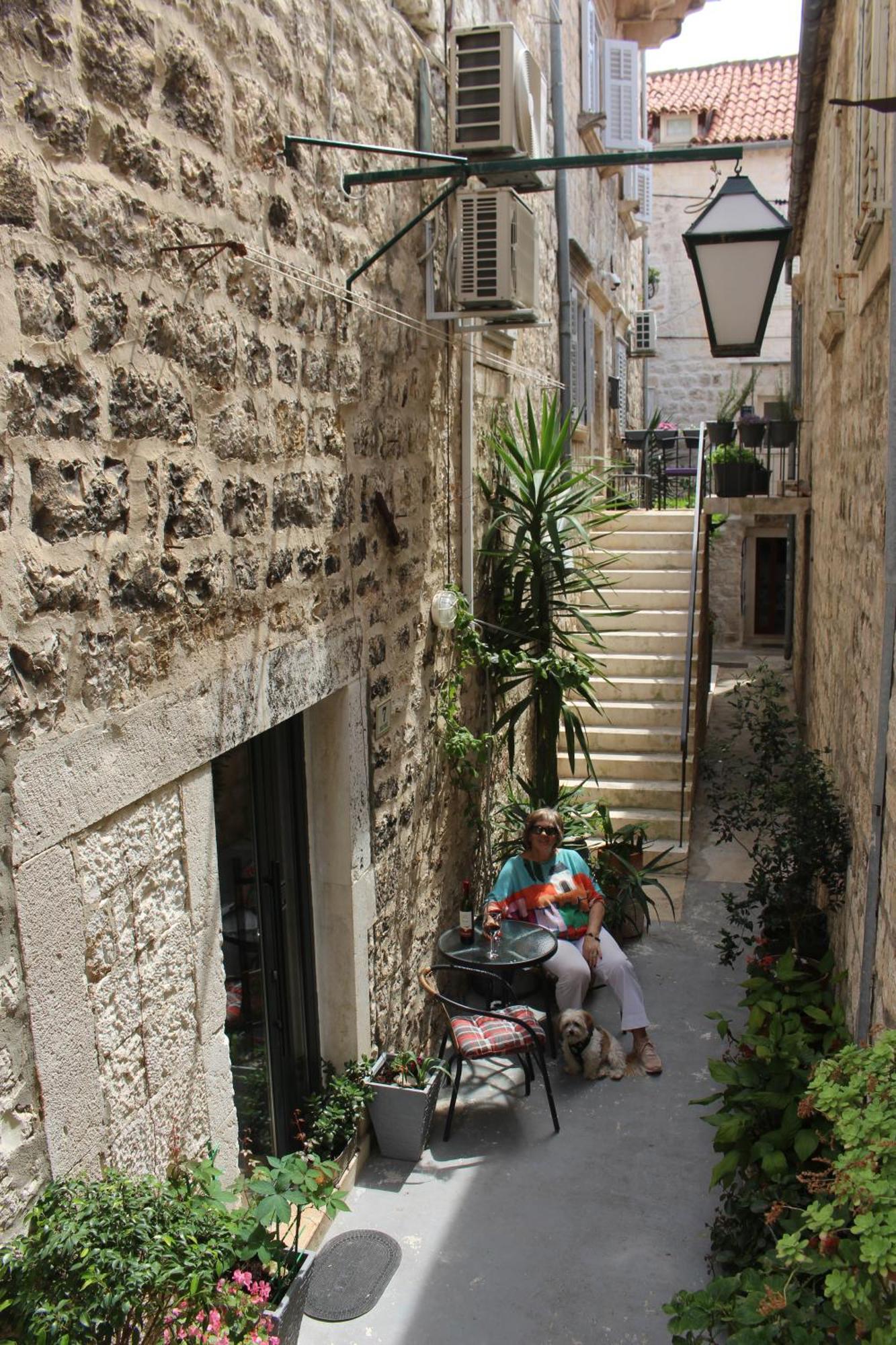 Street Garden Apartment Hvar Town Bagian luar foto